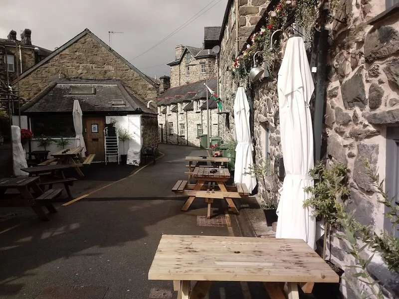 Well appointed Grade II listed traditional stone house.