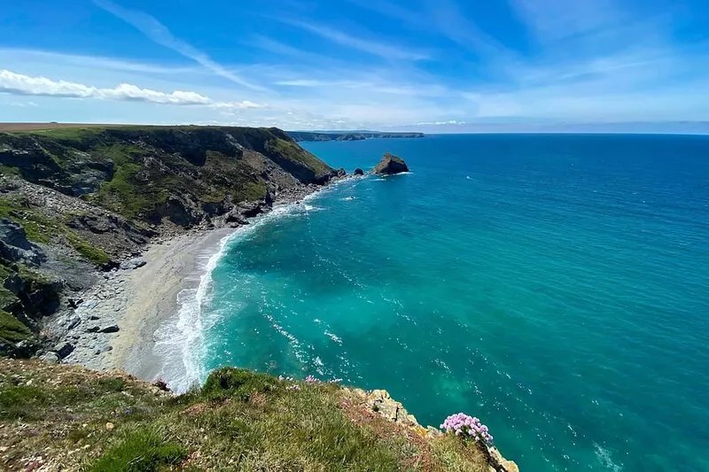 With uninterrupted sea views, this property enjoys a superb hillside position.