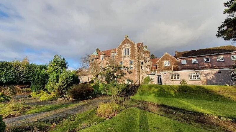Extensive 7 bed Historical Mansion. 2 acres of garden, overlooking River Clyde