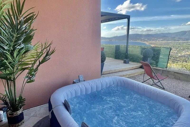 Apartment for 2/4 people with superb sea view and Jacuzzi in Porticcio