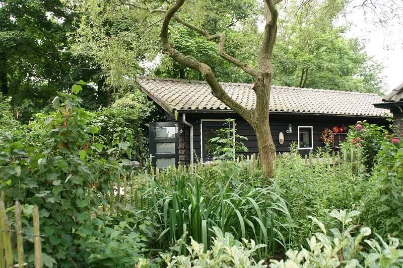 Luxury detached 2-person bungalow on a main road in a wooded area