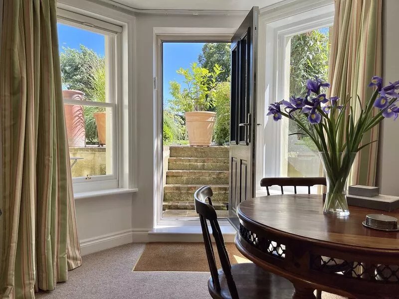 Charming, light, and bright lower ground floor apartment in Walmer