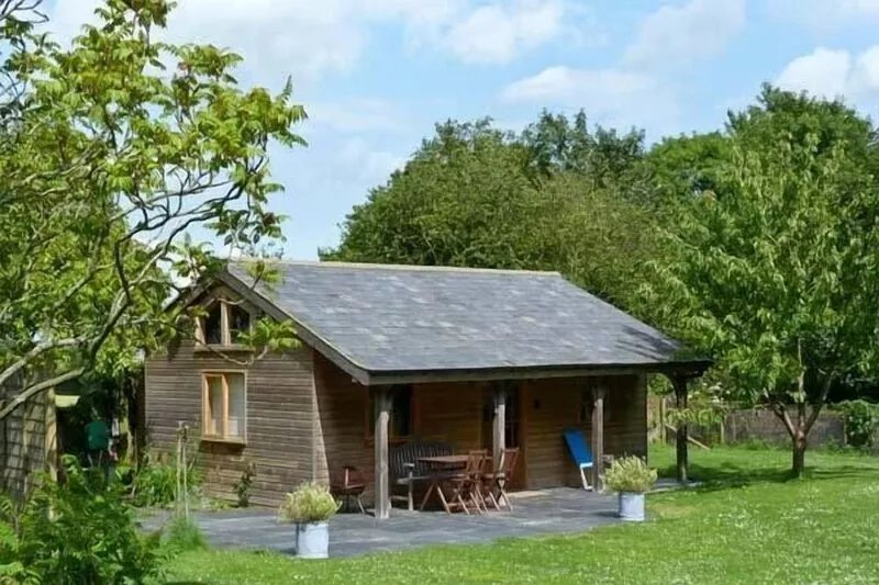 THE SPRINGS, luxury holiday cottage, with pool in Ryde