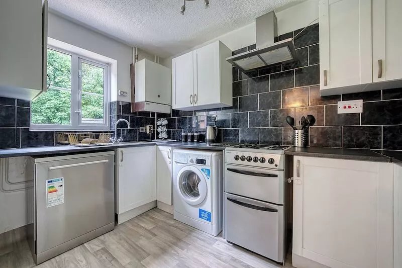 CAPRI 13 SA -Close to Uni & M1* Free Wifi *Free Parking *Long Stay Welcome