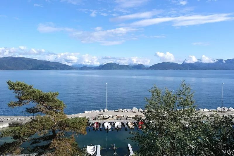 Family-friendly cottage by the sea with fantastic views.
