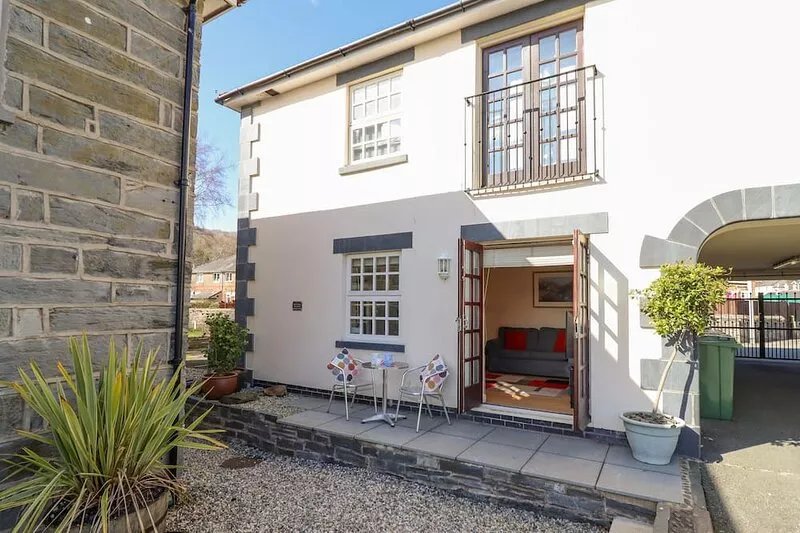 TALIESIN, pet friendly, country holiday cottage in Porthmadog