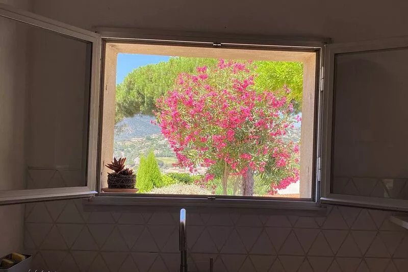 Charming Provencal house, beautiful view, near beach, swimming pool, tennis