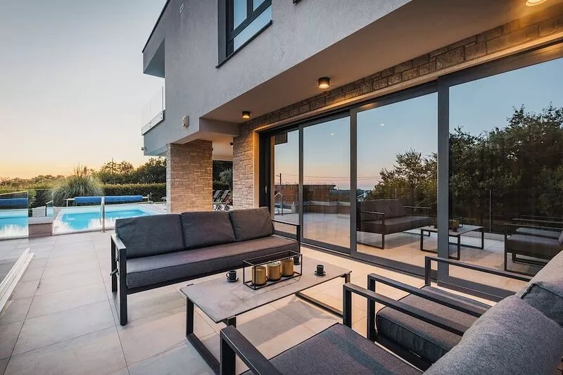 4BD villa for up to 8 with large swimming pool, jacuzzi, sauna, gym, bocci
