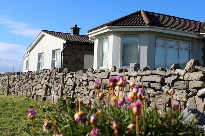 Amazing  Lodge in Doolin Village Private Hot Tub, Castle & Village Views.