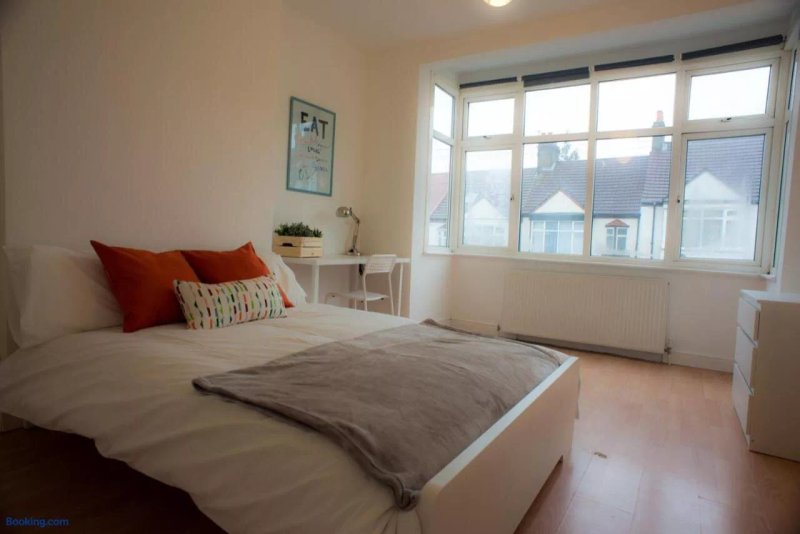 Tooting Bec Rooms at Fishponds by EveryWhere to Sleep London