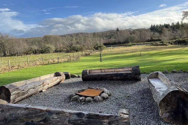 Waterfront Farmhouse with Hot Tub on the Caledonian Canal by Loch Ness
