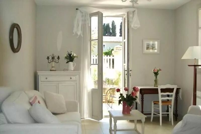 2 bed townhouse in exclusive development -5 mns walk to centre of St. Remy