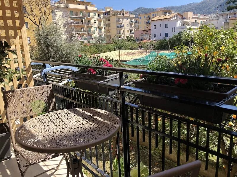 Le Zagare apartment with 2 bedrooms away from the chaos of the city