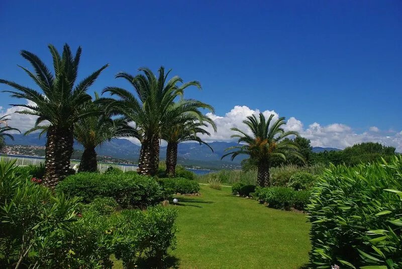 Flats with 2 bedrooms, swimming pools, tennis, waterfront