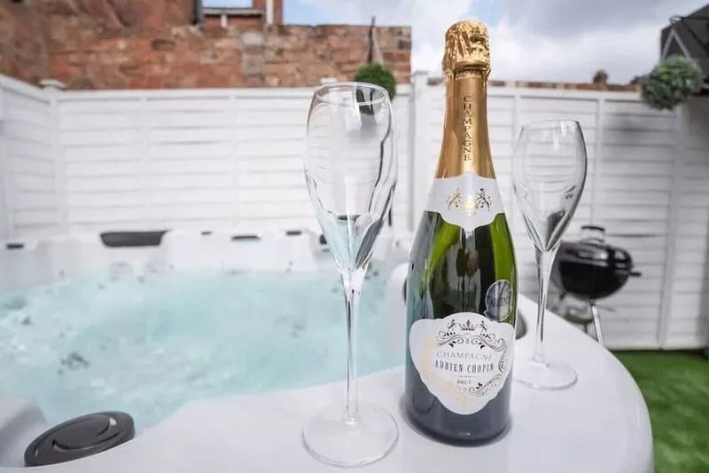 Amberley House - with Hot Tub with Free Parking