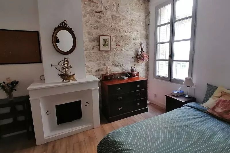 Historic Apartment in Pedestrian Town Centre