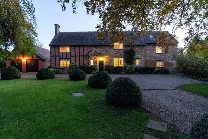 Large family friendly Manor House with hot tub - sleeps 10 guests  in 5 bedrooms