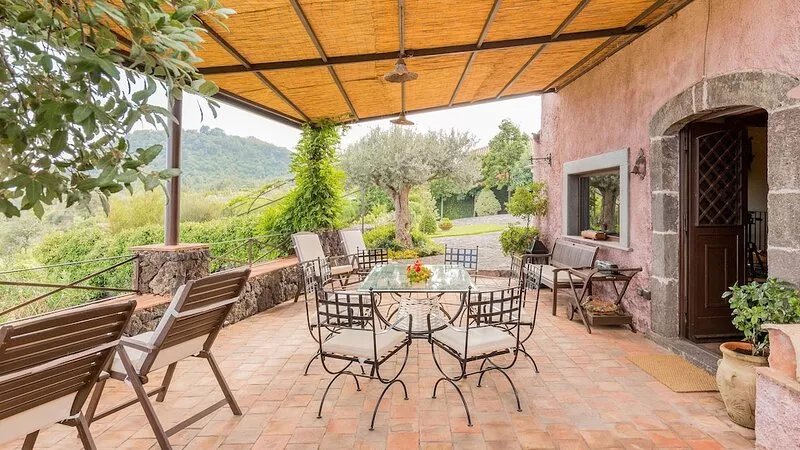 PALMENTO TRECASTAGNI, panoramic villa and outbuilding with swimming pool
