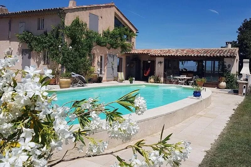 Provencal farmhouse with beautiful unobstructed view, quiet, ventilated from