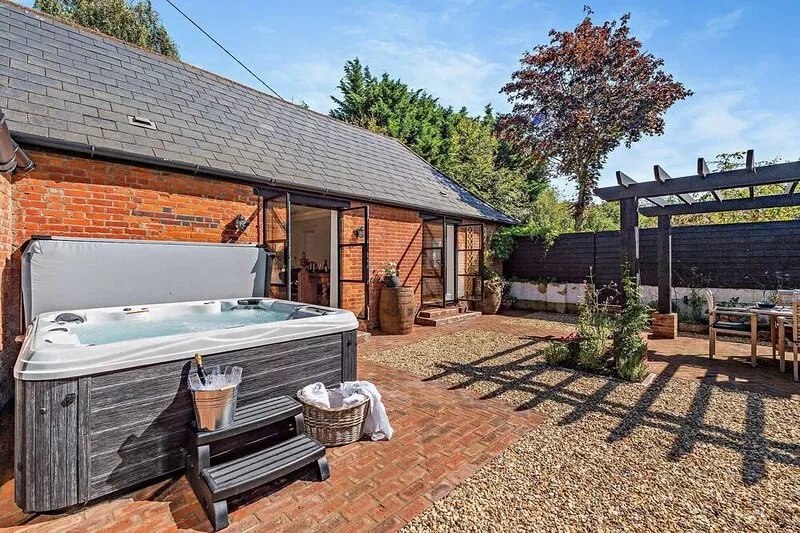 The Willows -  a holiday let by Bloom Stays that sleeps 8 guests  in 4 bedrooms