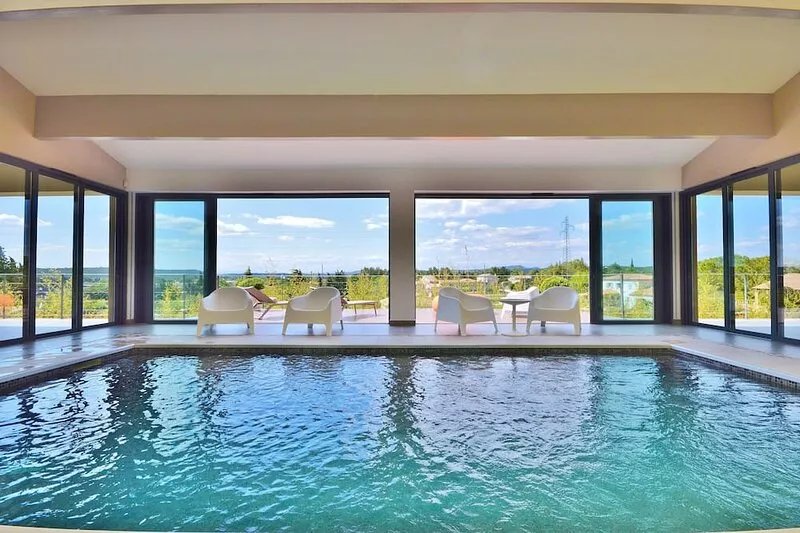 Uzès Center: Superb property of 275 m² with heated pool and garden