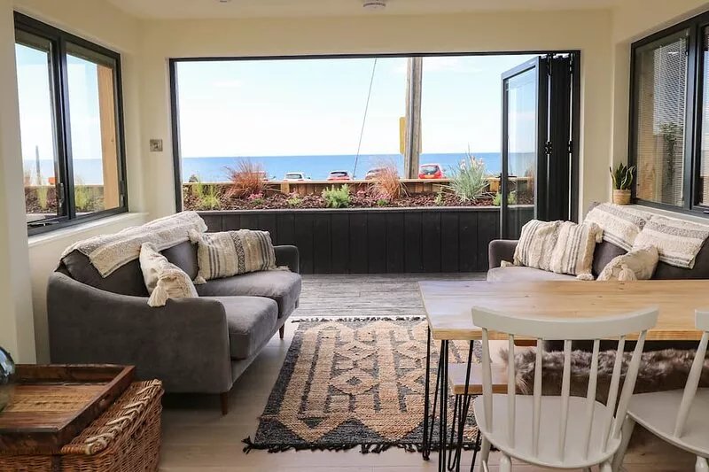 SANDPIPER CHALET, with a garden in Eype