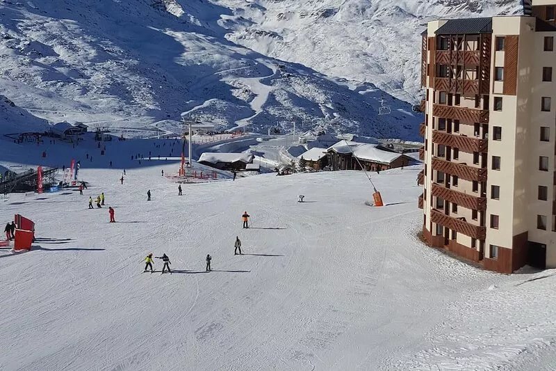 3-room apartment, ski-in/ski-out, next to slopes and lifts, sleeps 4/6
