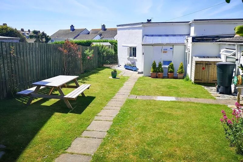GULL COTTAGE, pet friendly, character holiday cottage in Tintagel