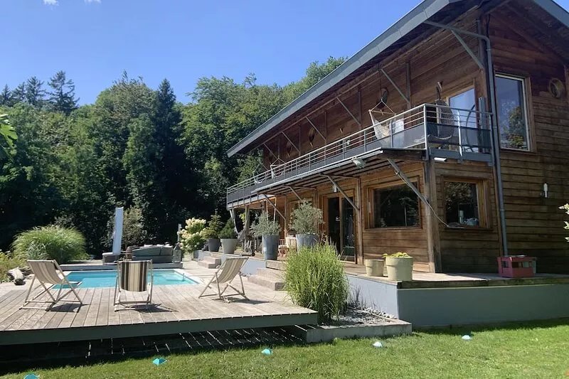 Contemporary wooden villa, open view of Lake Annecy and its mountains.