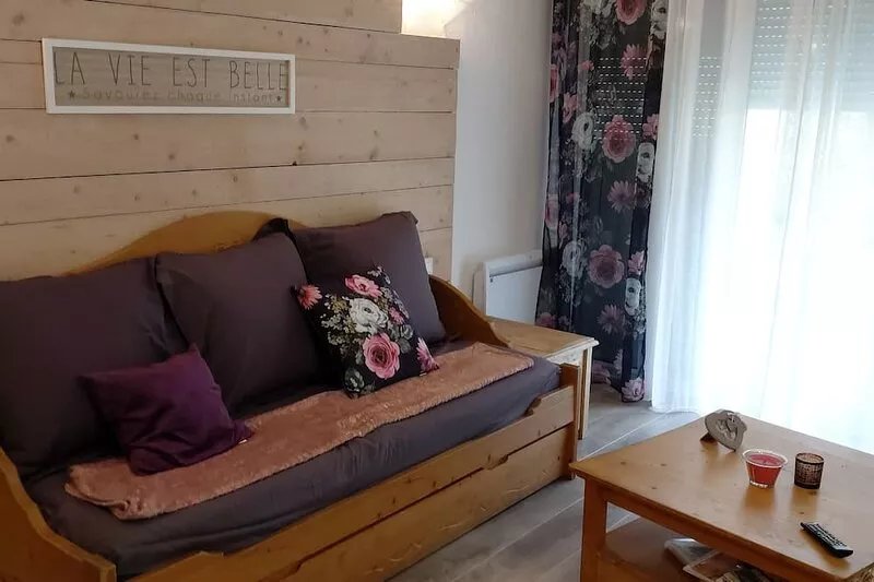 Nice apartment in a quiet and wooded 3 * residence at the foot of the mountains