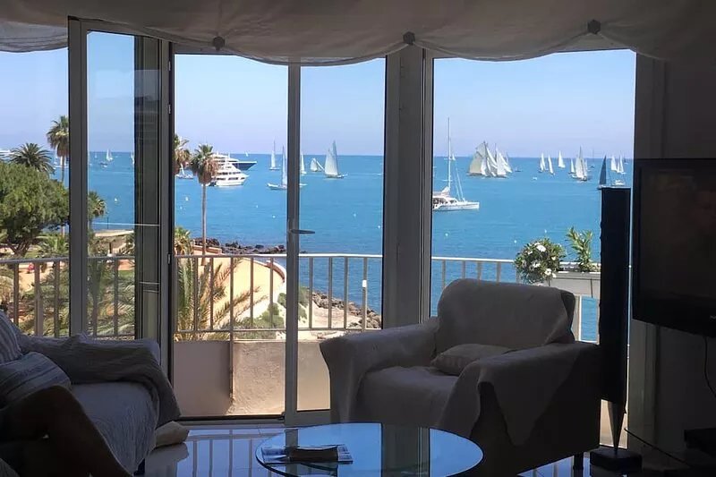 F 3 Exceptional sea view, near the city center and Cap d Antibes.