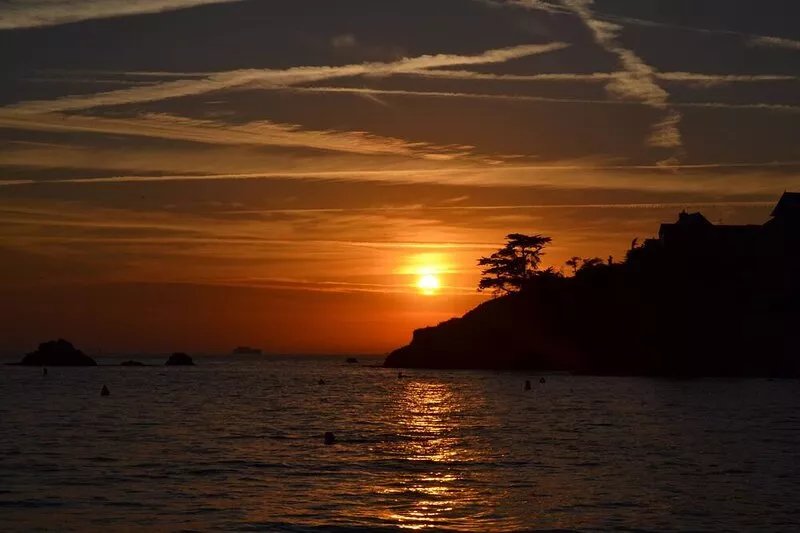 SAINT MALO beaches 400 m away, quiet residential area, garden, wifi, shops