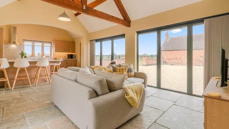 Swifts Retreat at Oosland Barns - sleeps 2 guests  in 1 bedroom
