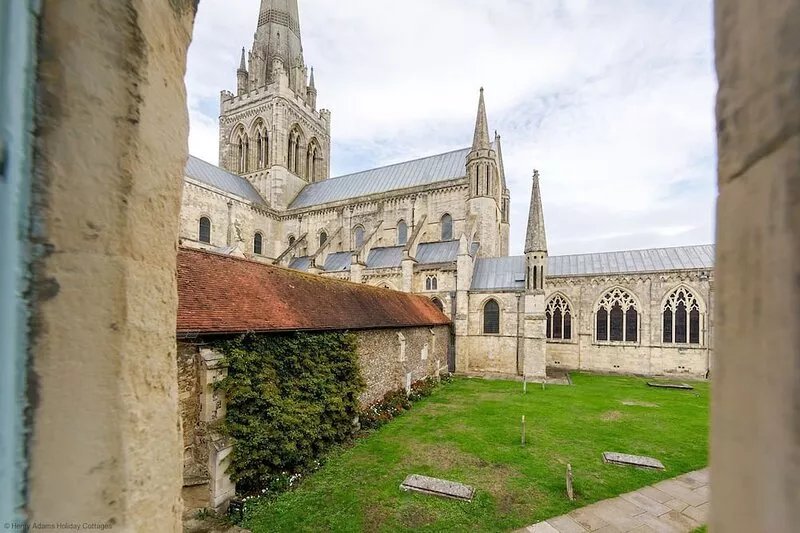 Cloisters Cottage -  a cottage that sleeps 6 guests  in 3 bedrooms