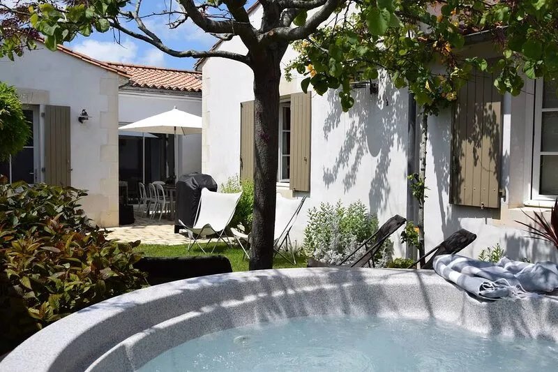 Large luxury villa on the Ile de Ré with whirlpool bath by Andréa