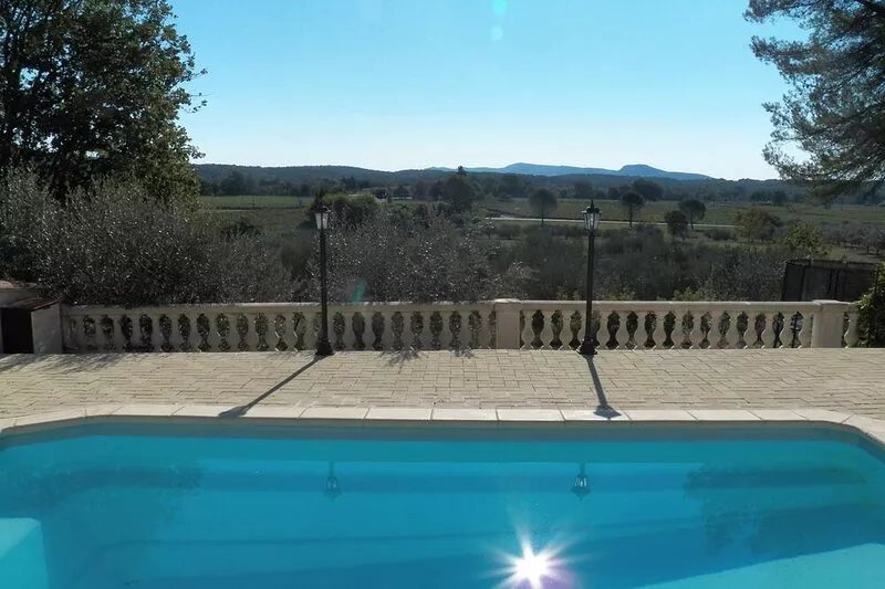 Pretty country house with swimming pool and 4000m2 of land in the heart of
