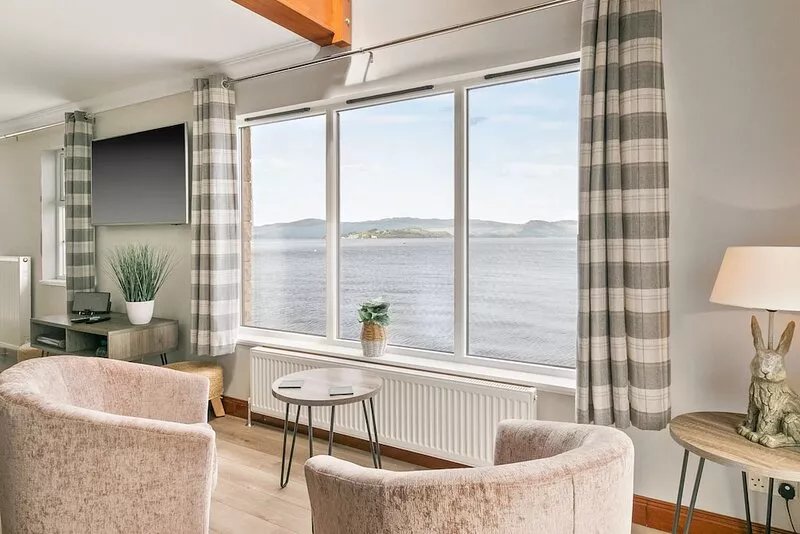 Creinch Lodge-Sleeps 2 - sleeps 2 guests  in 1 bedroom