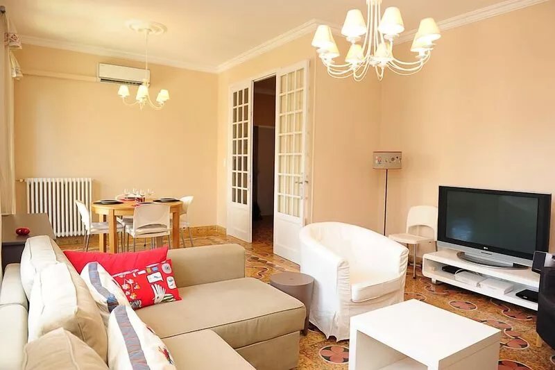 Air-conditioned apartment 100m2 garage terrace near Avignon center