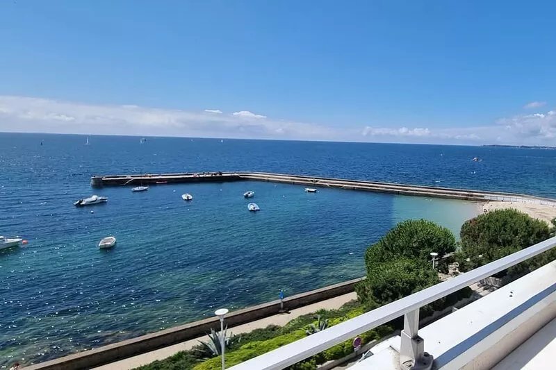 Superb sea view for this apartment in the center of Concarneau with parking.