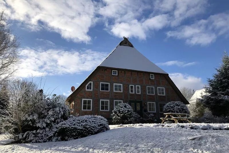 Nature and tranquillity - in a historic thatched farmhouse with a large garden