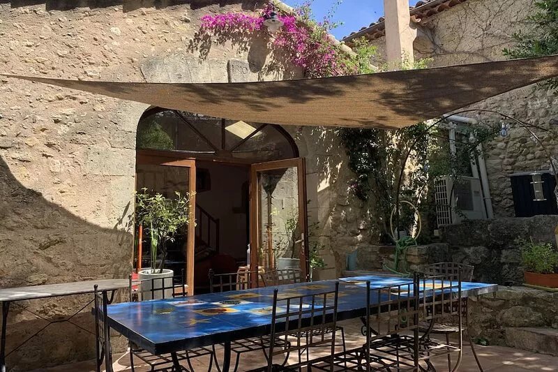 South of France - Large farmhouse with Pool, 5 air-con bedrooms & large garden