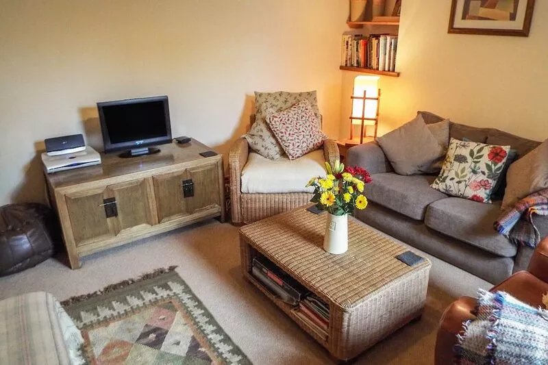 LOTHLORIEN COTTAGE, pet friendly, with a garden in Cwmgors