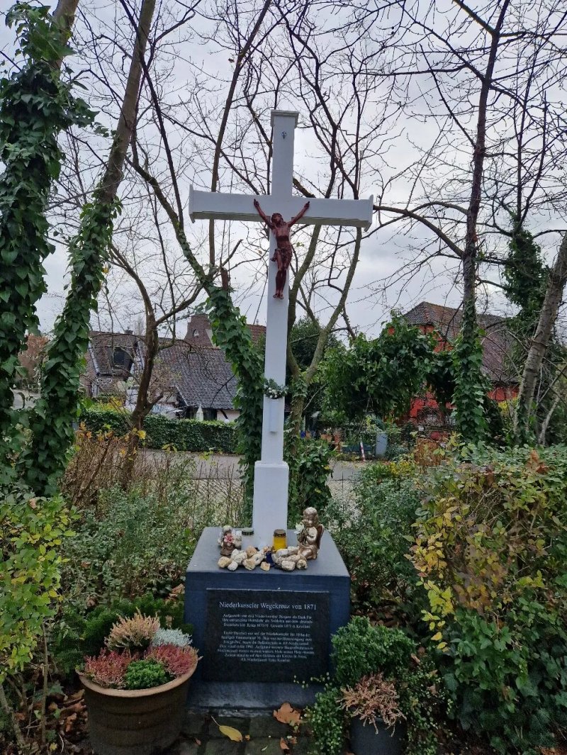 Niederkasseler Crossroads 1871 Cross