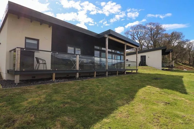 2 STRATHTAY LODGES, family friendly, with open fire in Aberfeldy