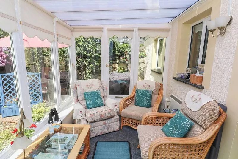 LLAETHDY COTTAGE, pet friendly, with a garden in Letterston