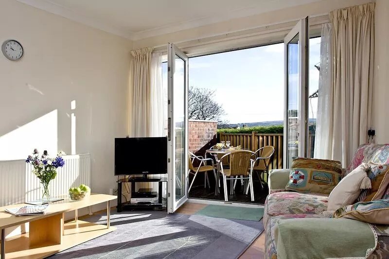 A spacious apartment overlooking Goodrington Park with sea views.