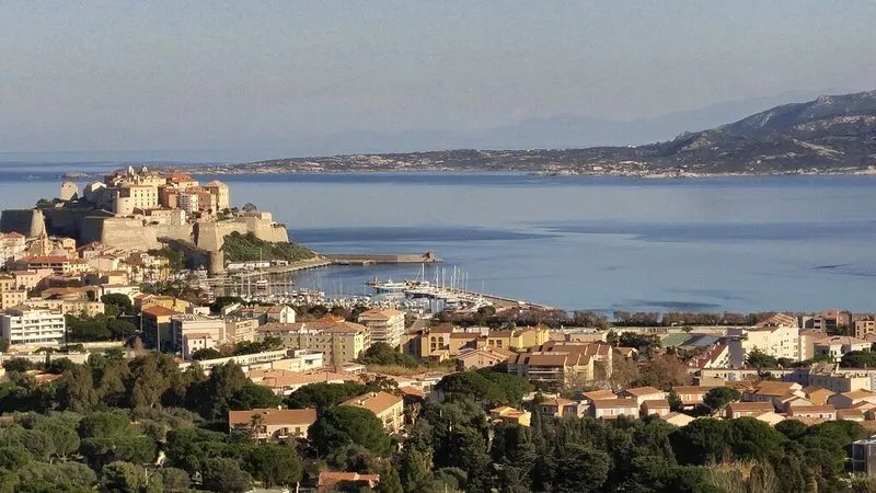 T2 56 m² CLIM + Terrace 22 m² - Sea 150 m - Near the City Center - Amenities