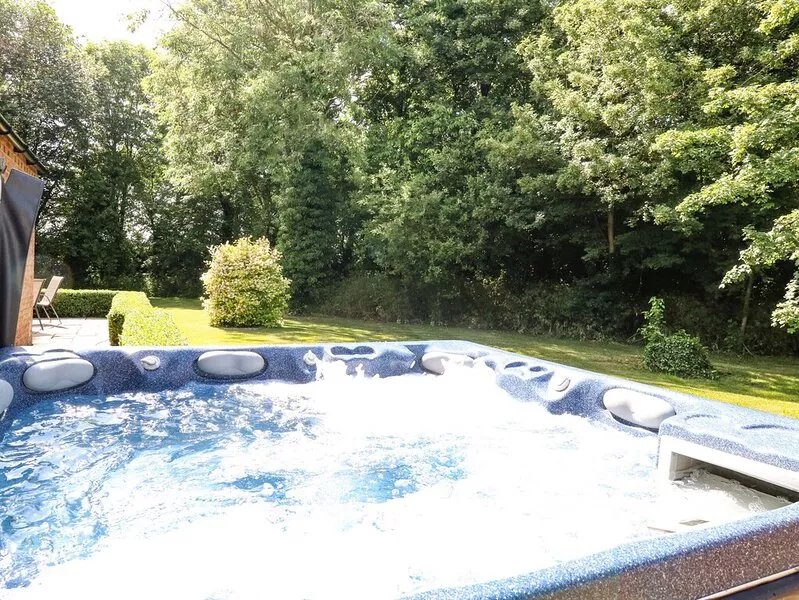 KEEPERS COTTAGE, pet friendly, character holiday cottage in Dereham
