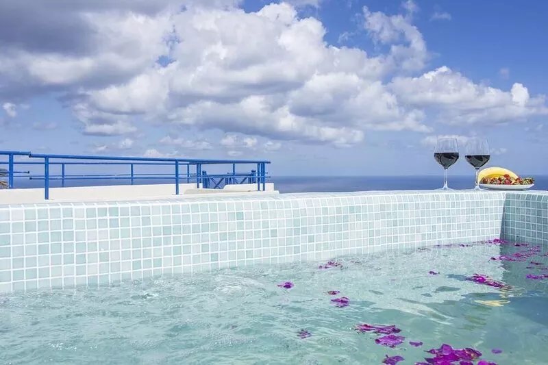 Spacious 3 Bedroom Villa w/outdoor hot tub & sea view,in the heart of the
