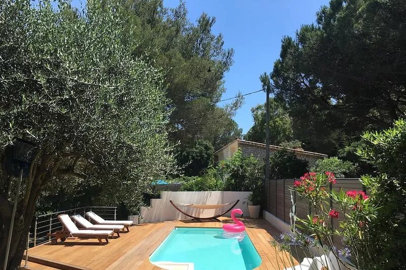 Detached house with private pool + beautiful garden + 3' walk to the beach
